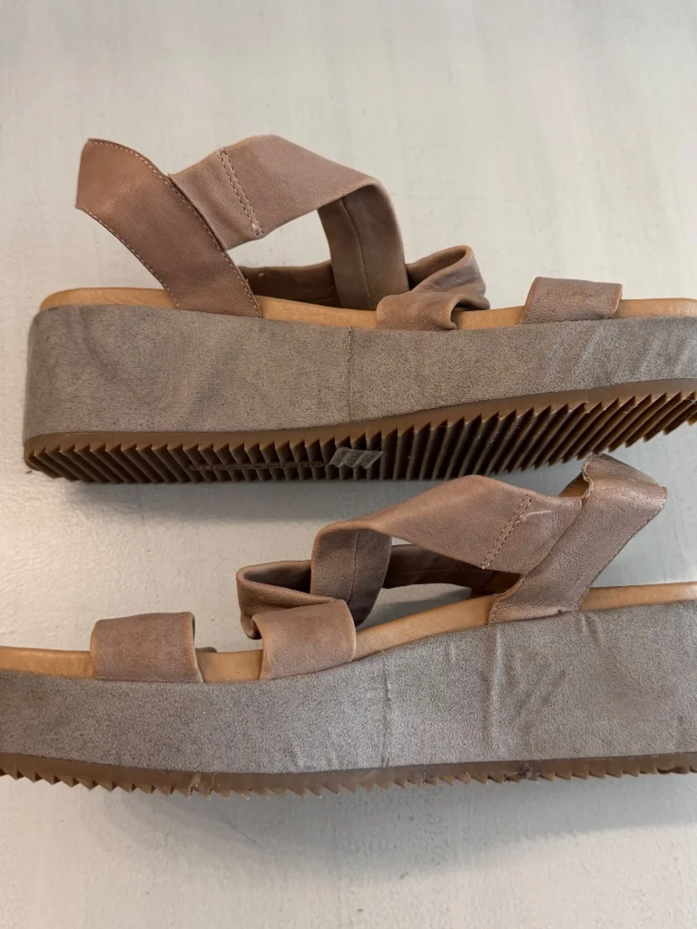 Lucky Brand Women's Taupe/Brown Faux Leather Strappy Slip-On Wedge Sandals GUC